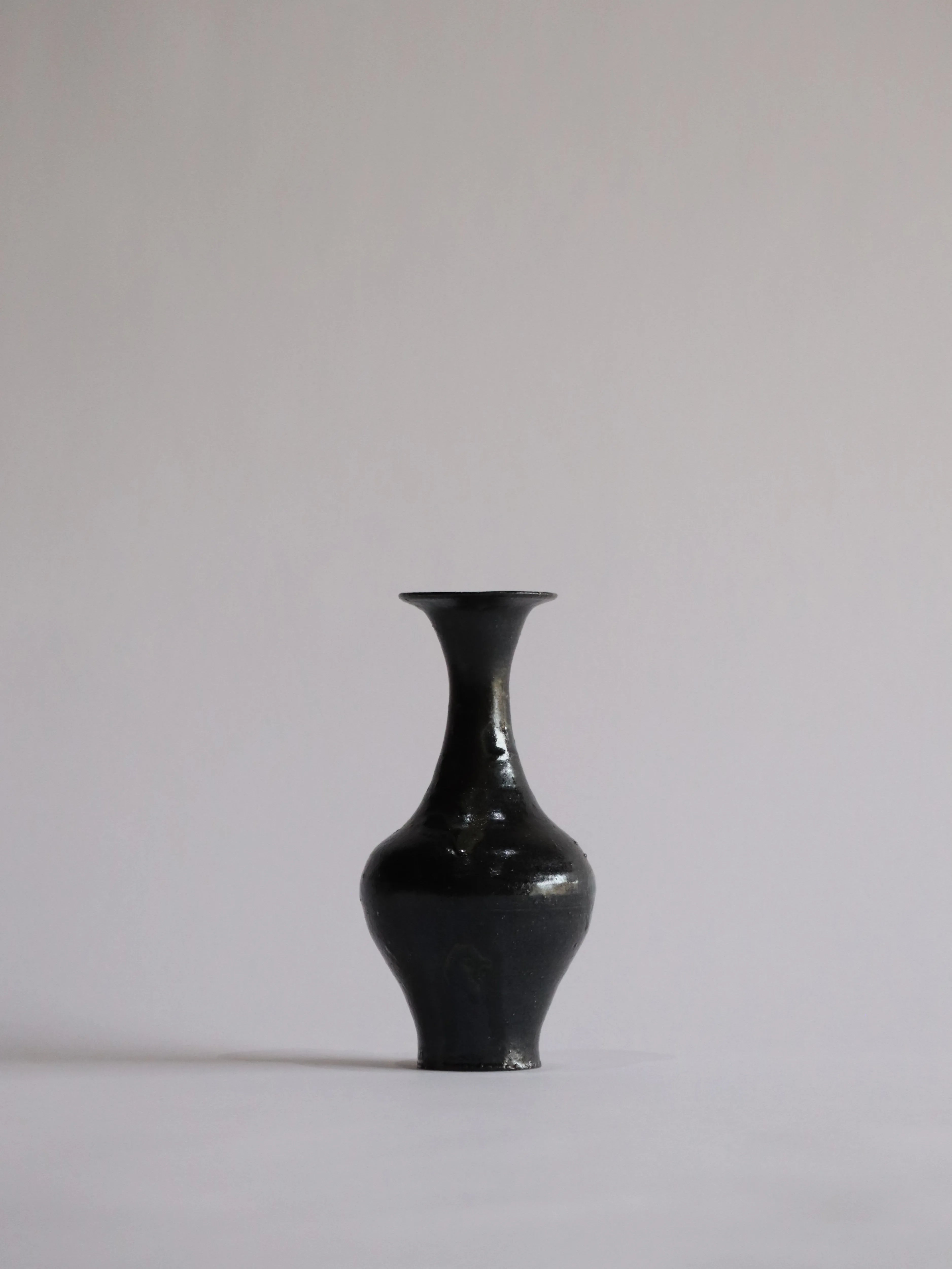 山田隆太郎 鉄釉 花器 | IPPATSU – ippatsu 山田隆太郎 鉄釉 花器 | IPPATSU – ippatsu