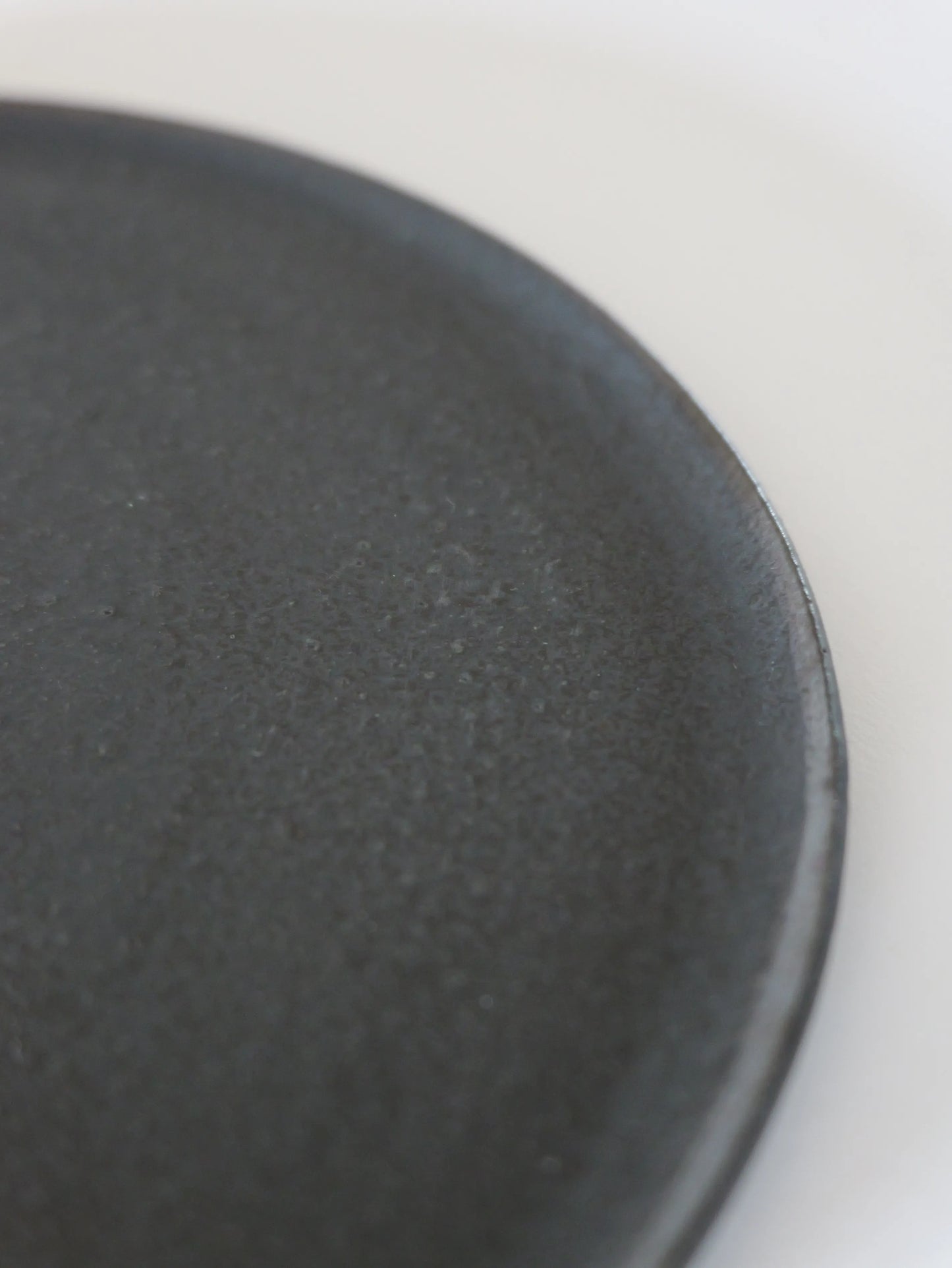 山田隆太郎 フラットプレート8寸・黒 A