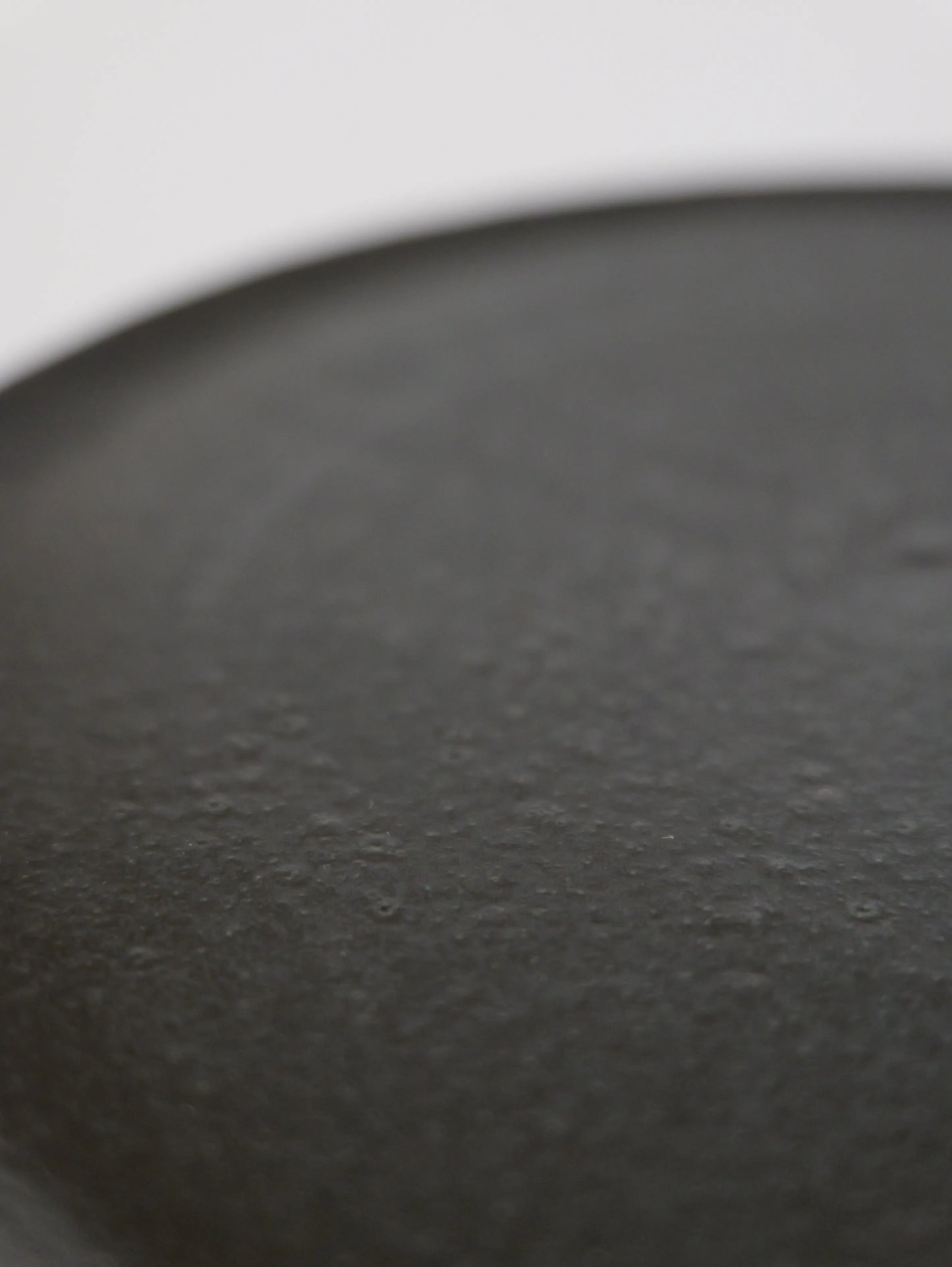 山田隆太郎 フラットプレート8寸・黒 A