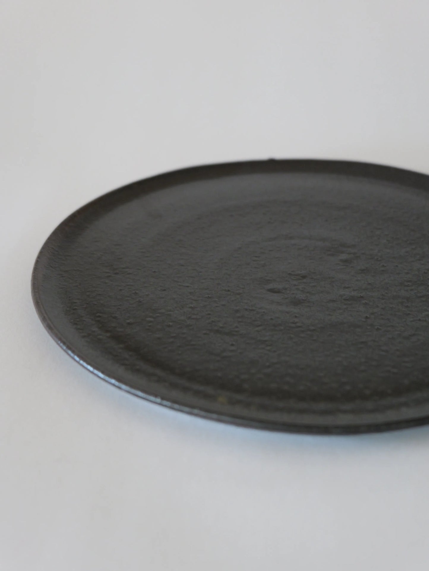 山田隆太郎 フラットプレート8寸・黒 C