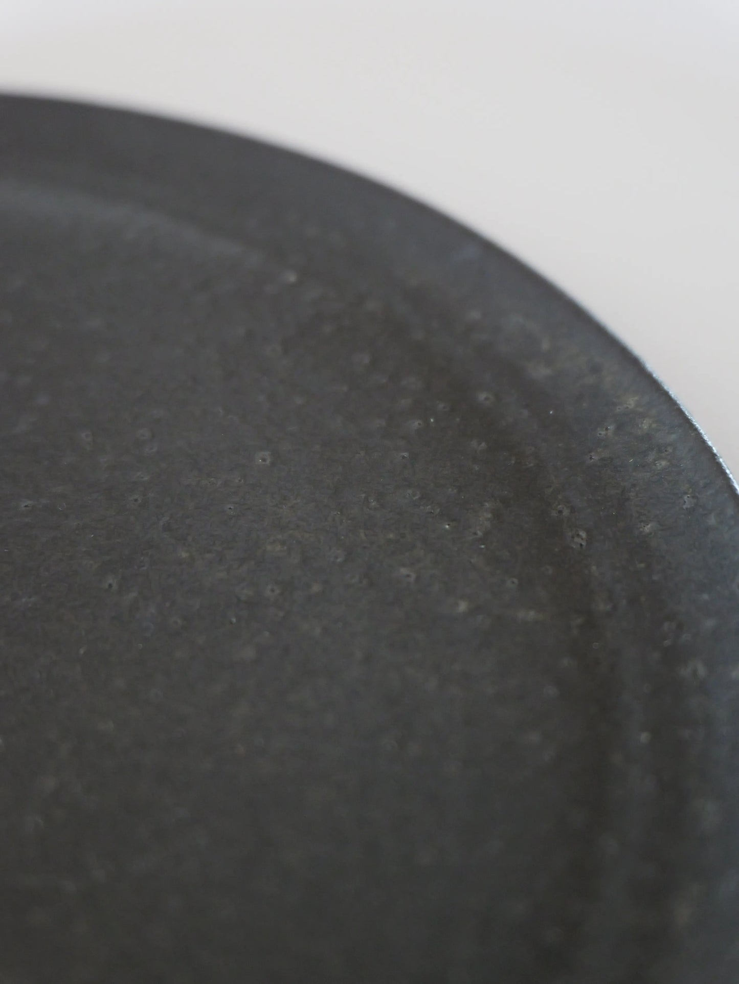 山田隆太郎 フラットプレート8寸・黒 C