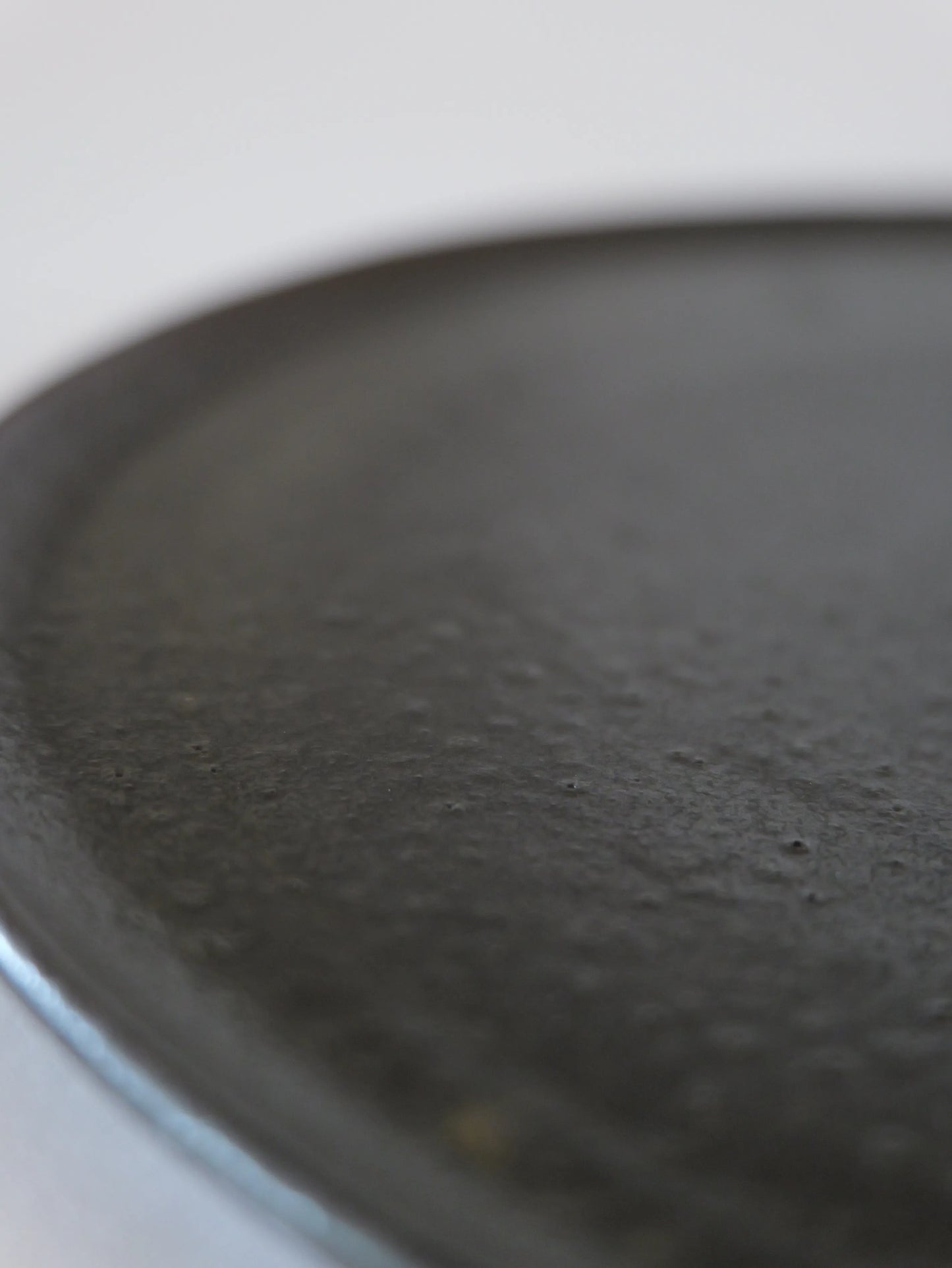 山田隆太郎 フラットプレート8寸・黒 C